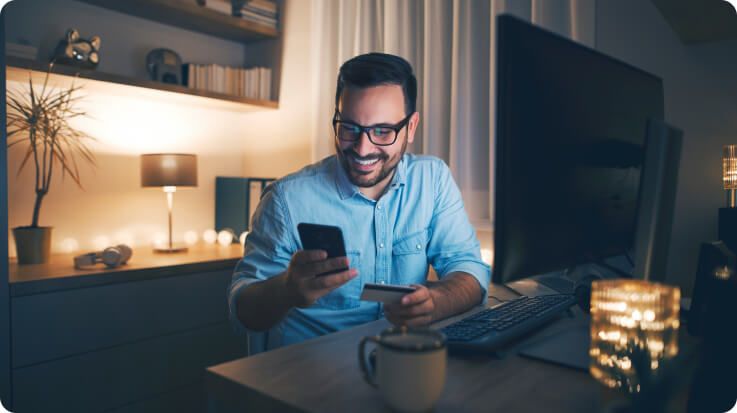 Uma pessoa trabalhando no celular, lidando com a gerência de sua empresa.