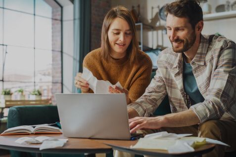 Casal organizando as finanças.