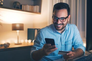 Uma pessoa trabalhando no celular, lidando com a gerência de sua empresa.